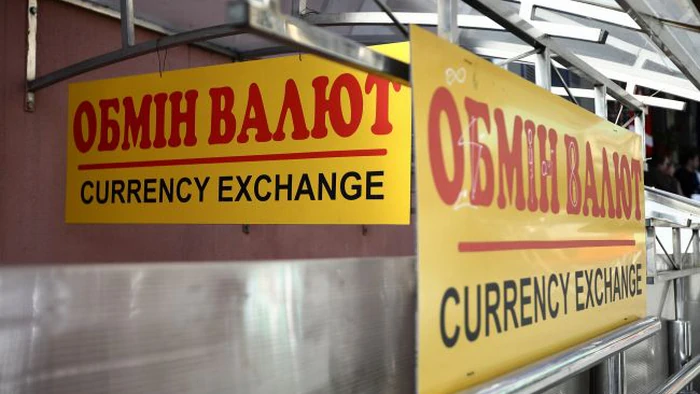 Доллар пошел вниз: обменники обновили курсы валют