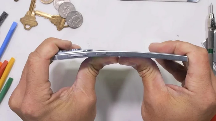 Самый тонкий смартфон Samsung погнули, поцарапали и подожгли: насколько он выносливый