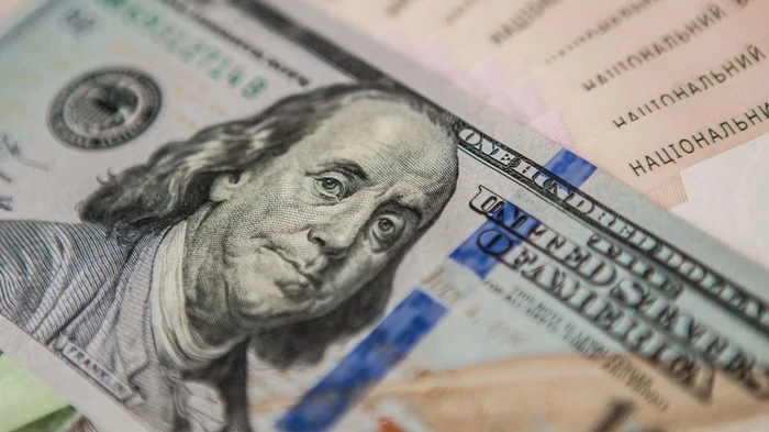 НБУ резко снизил курс доллара