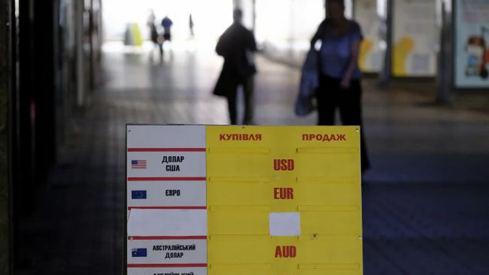 Доллар и евро дешевеют: обменные пункты выставили новые курсы валют