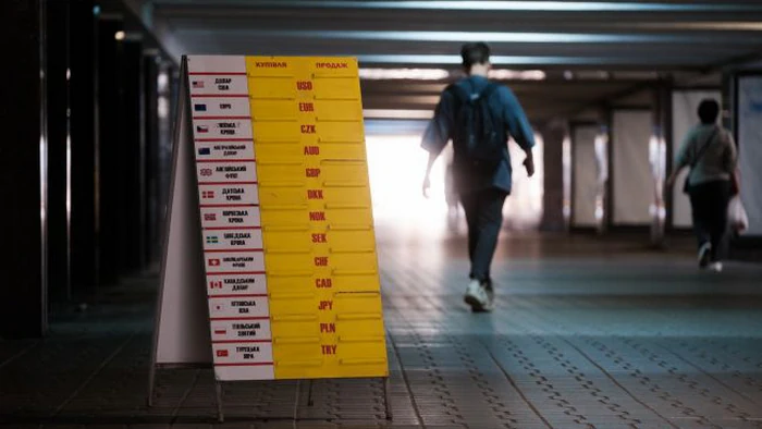 Доллар подешевел, евро превысил отметку 49 гривен: свежие курсы валют