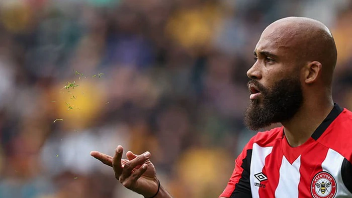 Нападающий Брентфорда Мбемо подпишет соглашение с Манчестер Юнайтед