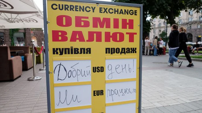 Доллар в обменниках превысил отметку 42 гривны, евро приближается к 49