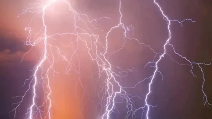 На Марсе обнаружены молнии в неожиданном месте: марсоходы NASA находятся под угрозой (фото)