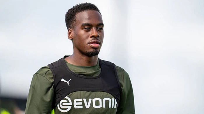 Челси официально подписал английского вингера