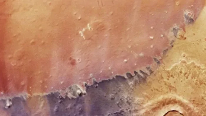 На новой фотографии Марс выглядит не красным, а фиолетовым и желтым: в чем причина (фото)