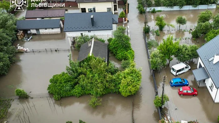 Из затопленных домов возле Львова спасли восьмерых людей