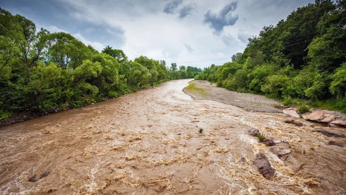 Пограничники показали последствия непогоды в Карпатах: туристам советуют отложить походы