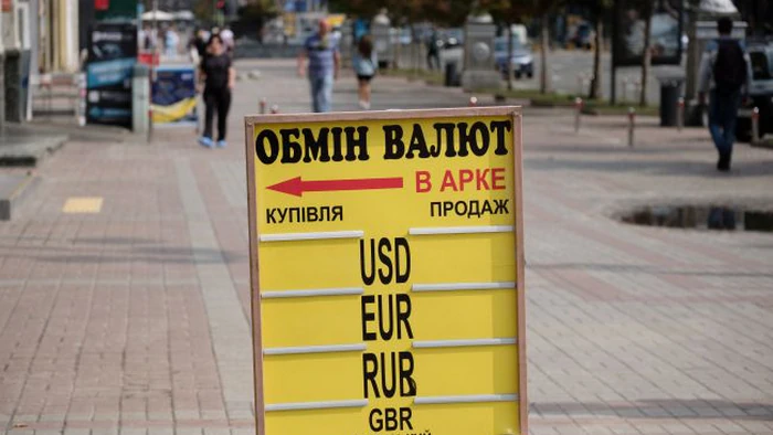 Обменники снизили курс доллара и подняли курс евро выше 49 гривен