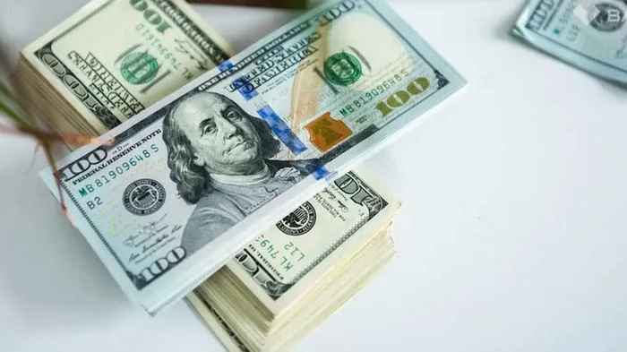 Стоит ли сейчас продавать доллары и евро: прогноз банкира на неделю