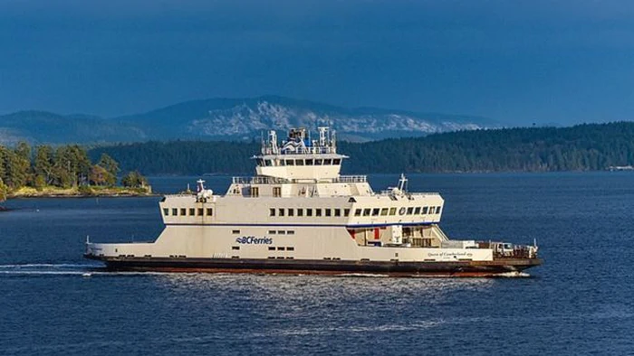 Возле Индонезии загорелся паром с сотнями пассажиров