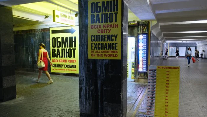 Обменники повысили курс доллара и резко опустили курс евро