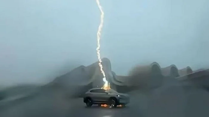 В Китае электромобиль выдержал три удара молнии подряд на видео