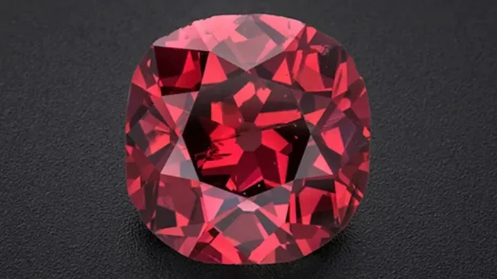 Разноцветные камушки в подарок от Земли: почему алмазы бывают разных цветов