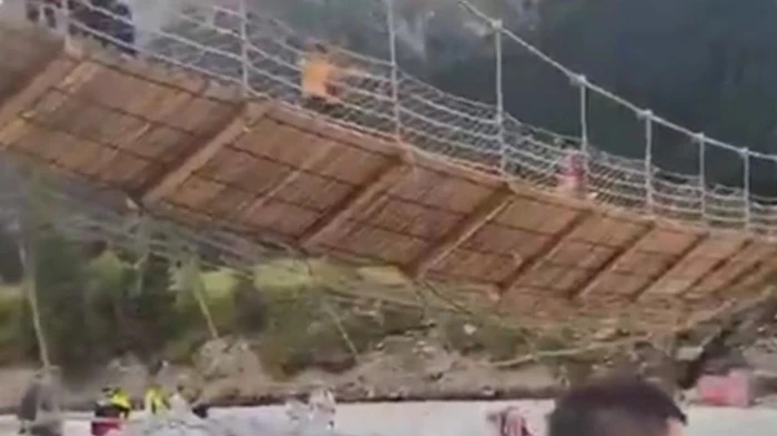 В Китае обрушился подвесной мост: пятеро погибших