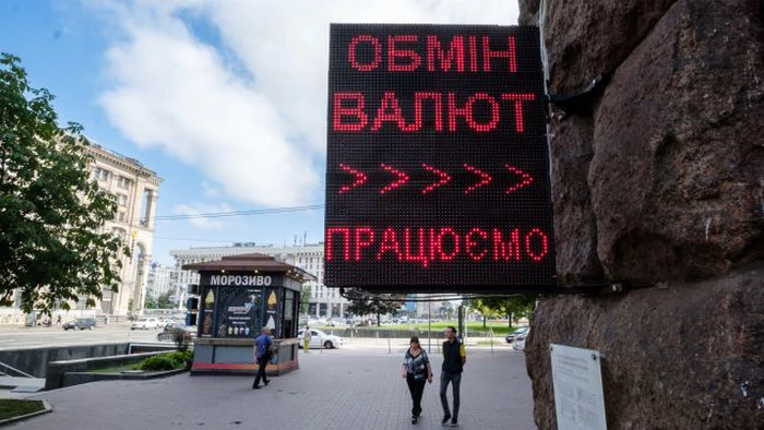 Доллар и евро подешевели в обменниках