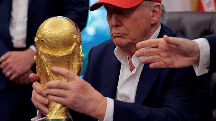 «Можно я оставлю его себе?»: Трамп не захотел отдавать кубок ЧМ