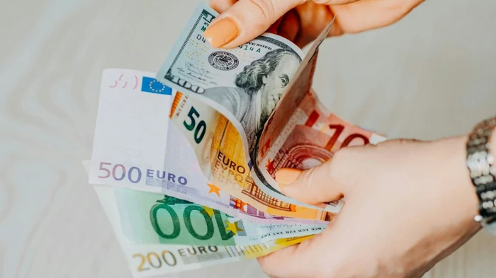 Доллар подорожал после снижения до 5-месячного минимума