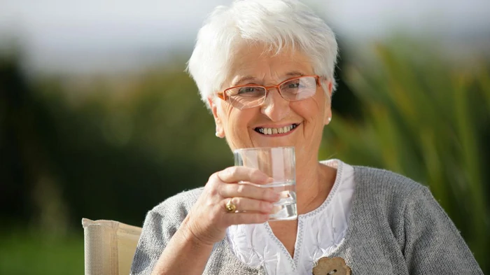 Врачи назвали популярный напиток, который опасен для людей после 60 лет