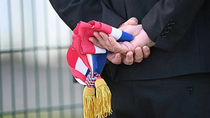 Следом за премьером: министр обороны Франции подал в отставку