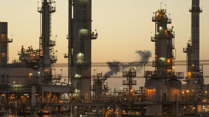 Переломный момент: цены нефть обвалились до минимума за 4 месяца из-за избытка сырья