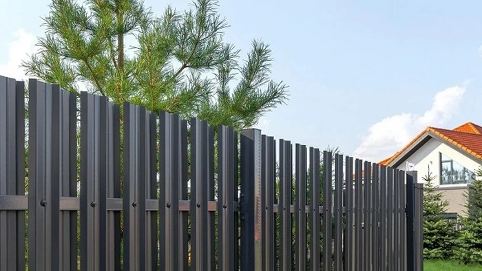 Почему современные заборы выбирают металл, а не дерево