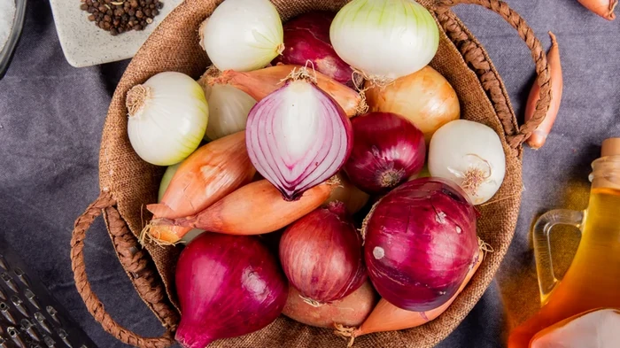 Нарезать лук, не проронив ни слезинки: физики назвали лучшую технику