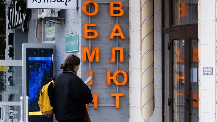 Доллар снова подорожал в обменниках, курс евро превысил 49 гривен