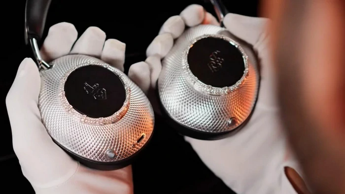 Блогер протестировал наушники стоимостью 139 тысяч долларов: за что такие деньги