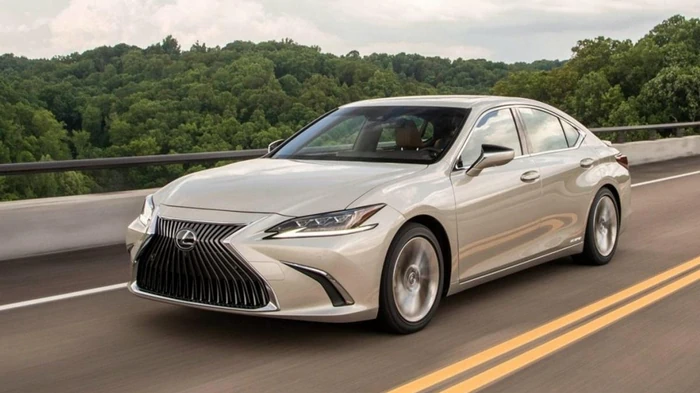 Ему нет равных по надежности: эксперты назвали самый «неубиваемый» гибрид с пробегом