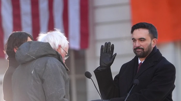 Впервые в истории: мэр Нью-Йорка принял присягу на Коране