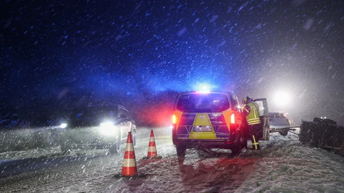 Сильные снегопады парализовали половину Европы