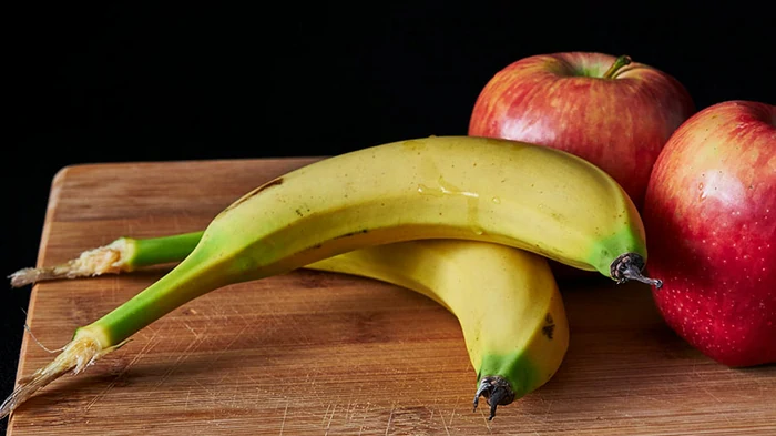 Банан или яблоко: диетологи объяснили, какой фрукт лучше влияет на уровень сахара в крови