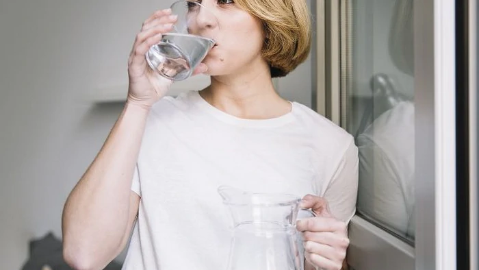 Прекратите пить воду по 2 литра: кардиолог объяснила, почему это «убивает» ваши почки