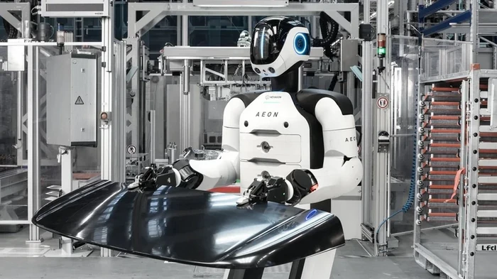 Роботы с ИИ начали собирать BMW: работали по 10 часов в день с двумя выходными (видео)