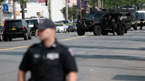 В США произошло нападение на синагогу: авто врезалось в здание, слышна стрельба