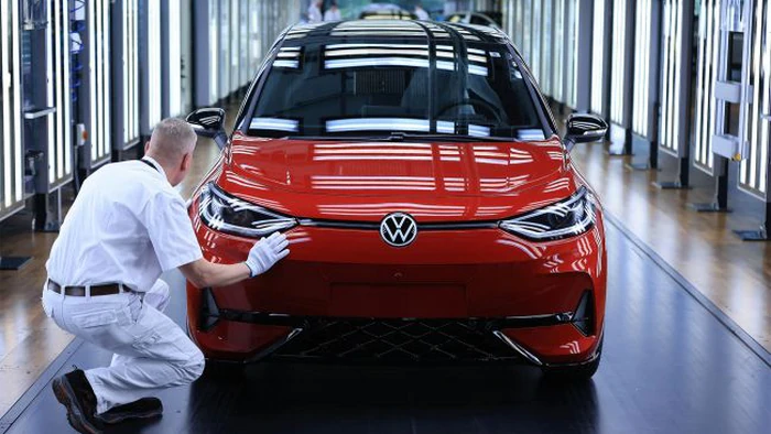 Автогиганты массово отказываются от производства электромобилей: в чем причина