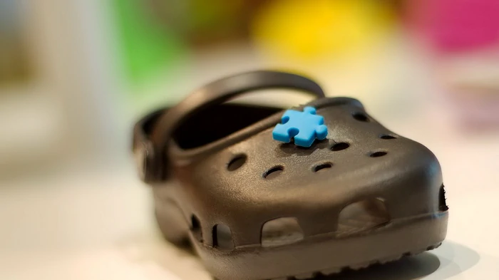 Кроксы могут вредить ногам? Подолог рассказала всю правду об обуви