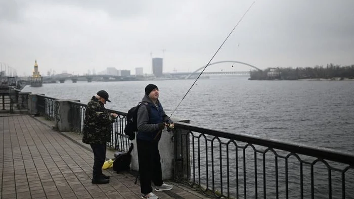 Синоптики дали прогноз погоды на завтра: кому понадобятся зонтики и теплая одежда
