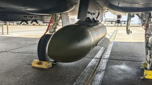 США впервые применили новейшие противобункерные бомбы против Иран...