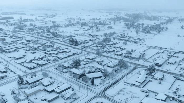 Шторм принес снег в Австралию, а гавань Сиднея закрыли из-за опасности 15-метровых волн