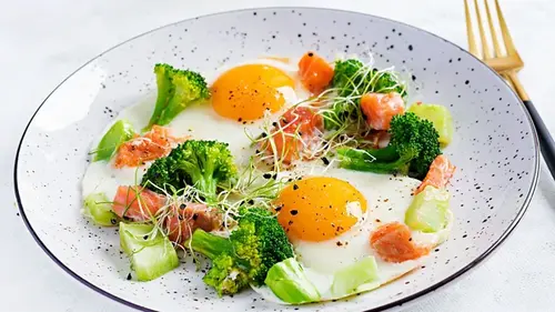 С чем лучше есть яйца, чтобы организм максимально усваивал витамин D: список продуктов