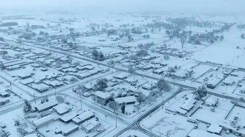 Шторм принес снег в Австралию, а гавань Сиднея закрыли из-за опас...