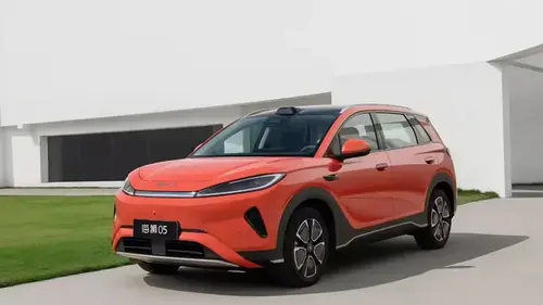 BYD показал мощный электрифицированный кроссовер за $14 000 с богатой комплектацией (фото)