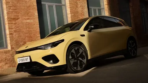 Stellantis выводит на рынок недорогого конкурента VW ID.3 с богатым оснащением (фото)