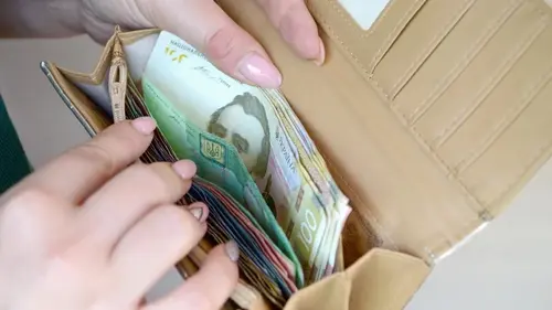 Сколько будут зарабатывать украинцы в следующие три года: правительство обновило прогноз