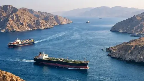 Нефтяные и газовые суда уже проходят через Ормузский пролив, – Bloomberg