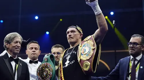 Усик отказался от всех чемпионских поясов