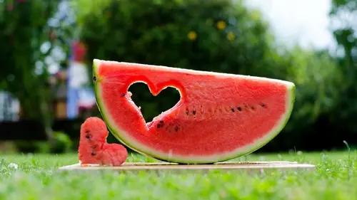 Арбуз или клубника: диетологи объяснили, что полезнее для здоровья