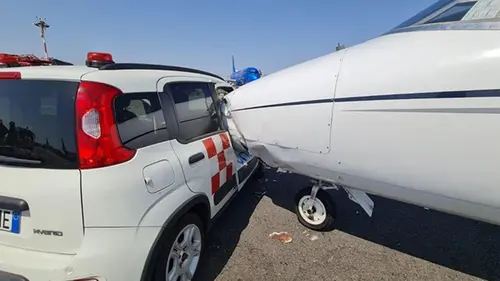В Милане автомобиль врезался в частный самолет